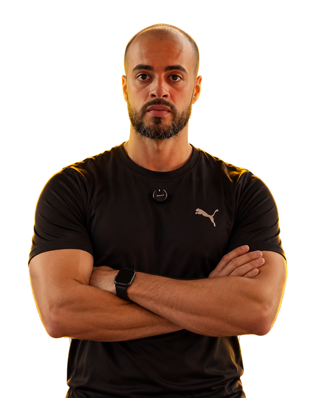 Jonatas Hotts, personal trainer, de camiseta preta e braços cruzados.